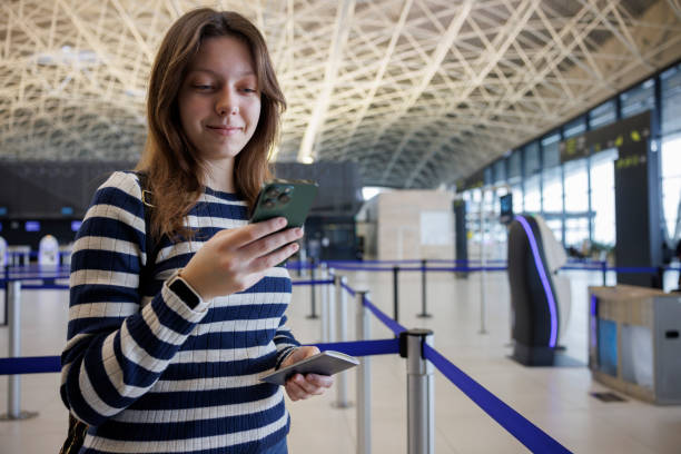 Guide showing how to forward an airline boarding pass to another phone